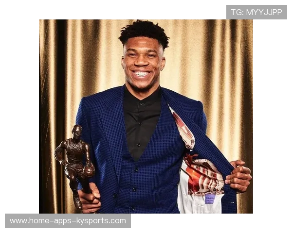 字母哥收到了送自家乡的手工礼物，镜头记录接过那刻