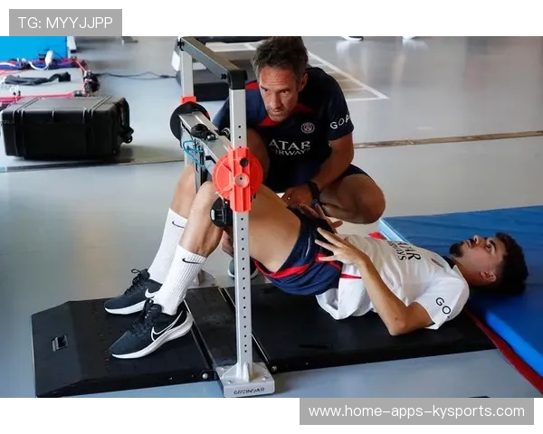 巴黎连续利用三角配合打通肋部，维蒂尼亚表现出色