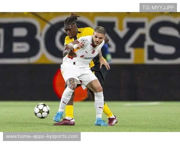 加拉塔萨雷女足杨莉娜前场逼抢成功，断球后直接起脚